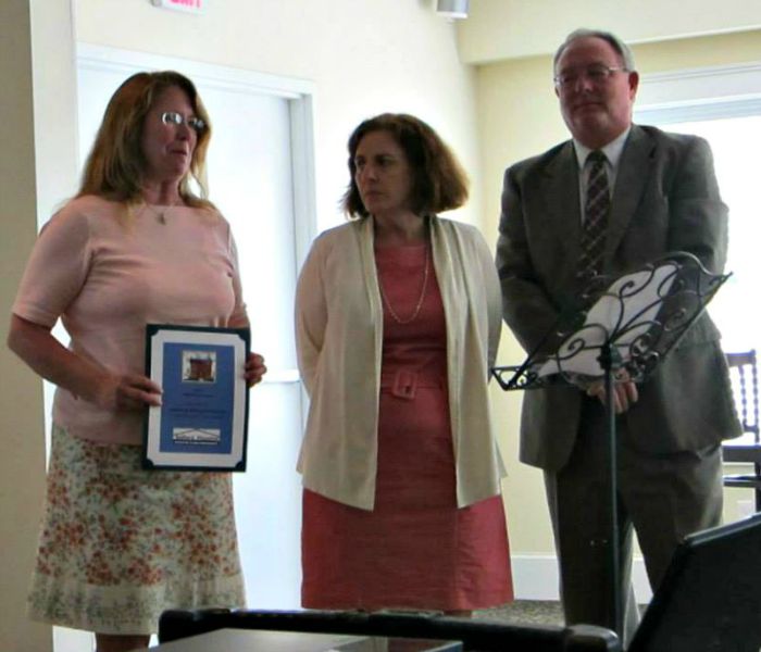 Pathway Vineyard Church receives award from Tedford Housing.